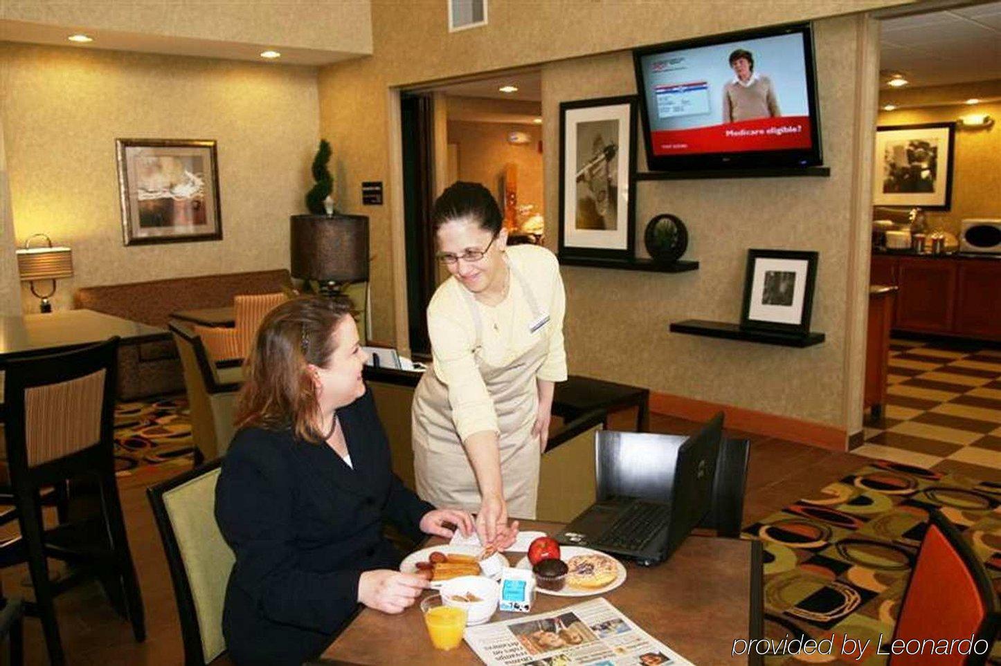 Hampton Inn & Suites סידר רפידס מסעדה תמונה